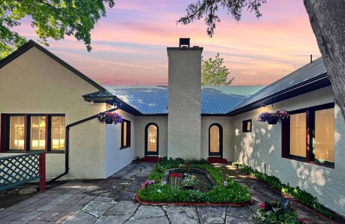 Nelson Casa | Courtyard View Room in Lake House