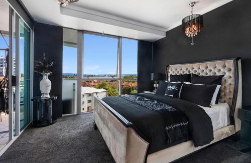 Labrador Apartamento | Couture Comfort - Luxe Chanel Themed Apartment