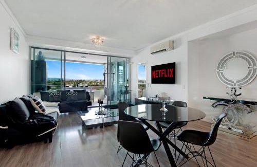 Labrador Apartamento | Couture Comfort - Luxe Chanel Themed Apartment