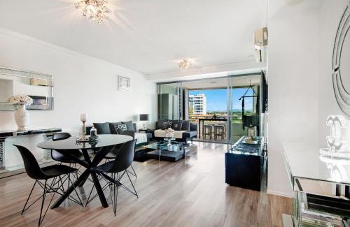 Labrador Apartamento | Couture Comfort - Luxe Chanel Themed Apartment