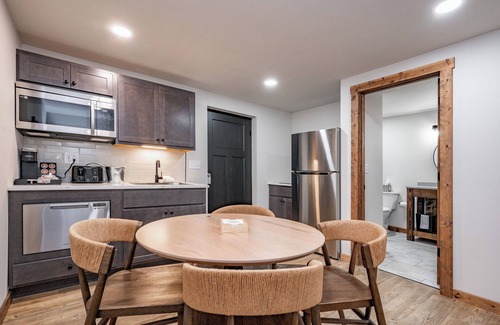 Thayerville Hotel | Cove Creek Lodge 108: Lakeside Executive King Suite