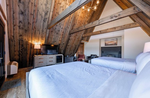 Thayerville Hotel | Cove Creek Lodge 204: Poolside Double Queen Fireplace Room