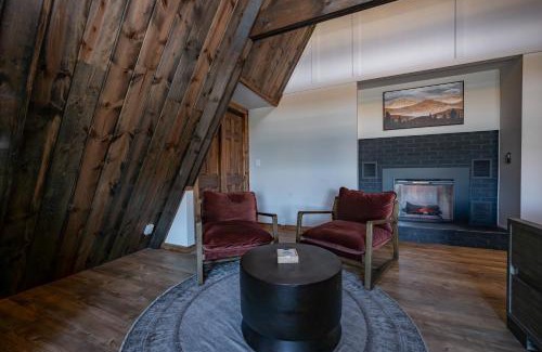 Thayerville Casa | Cove Creek Lodge 207 Standard Double Queen Fireplace Room