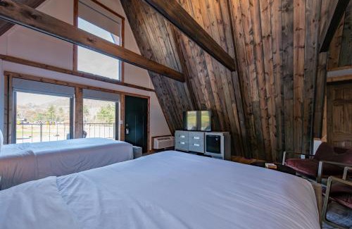 Thayerville Casa | Cove Creek Lodge 207 Standard Double Queen Fireplace Room