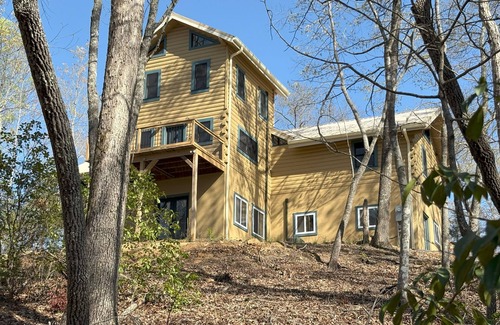 Rutherfordton Casa | Cove Creek Preserve Hilltop Home