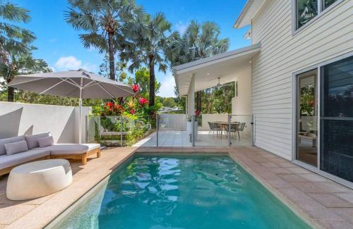 Palm Cove Villa | Cove House - Coastal Convenience by the Pool