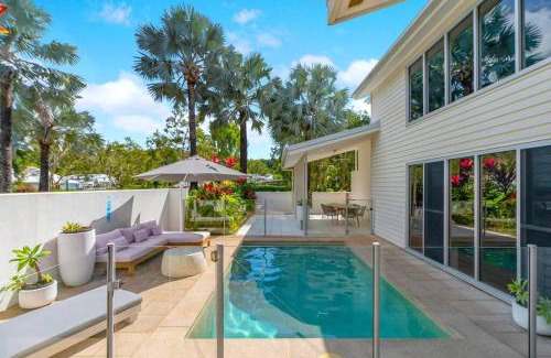 Palm Cove Villa | Cove House - Coastal Convenience by the Pool