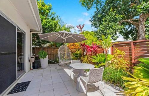 Palm Cove Villa | Cove House - Coastal Convenience by the Pool