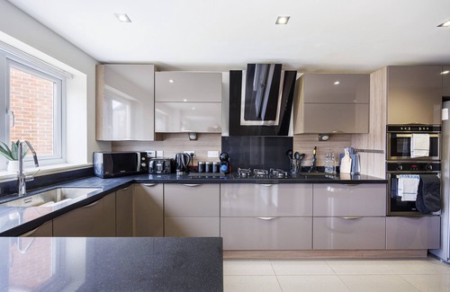 Gamston Casa | Stunning Coventry House for the Larger Group with Parking and Hot Tub