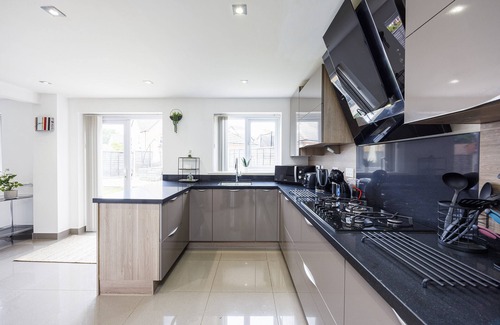 Gamston Casa | Stunning Coventry House for the Larger Group with Parking and Hot Tub