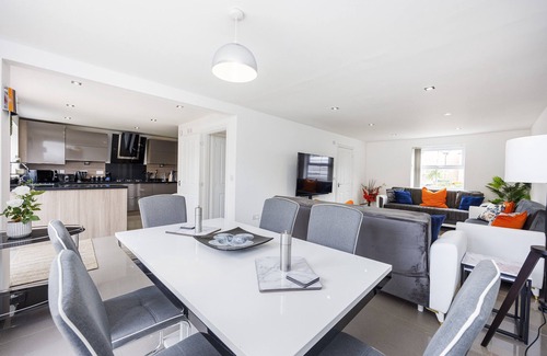 Gamston Casa | Stunning Coventry House for the Larger Group with Parking and Hot Tub