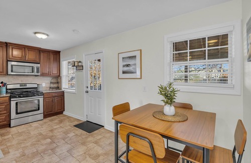 Overland Park Casa | Covered patio, finished basement, amazing location