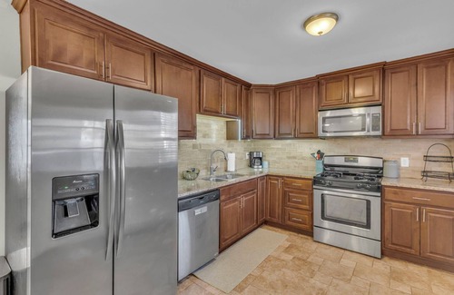 Overland Park Casa | Covered patio, finished basement, amazing location