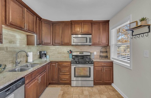 Overland Park Casa | Covered patio, finished basement, amazing location