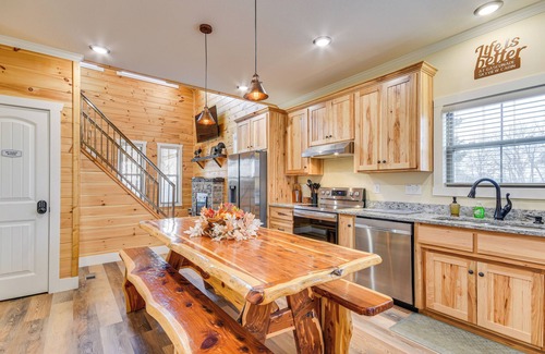 Richland Cabina | Covered Porch & Fire Pit: Cabin in Richland