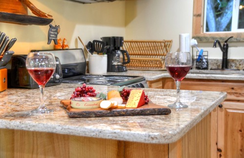 Almond Casa | Hummingbird Haven-Hot Tub, Firepit, mascotas, cerca de NOC y Tsali