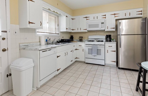 Lake Forest Casa | Coveted Location:Downtown Lake Forest 3/2.5 Duplex