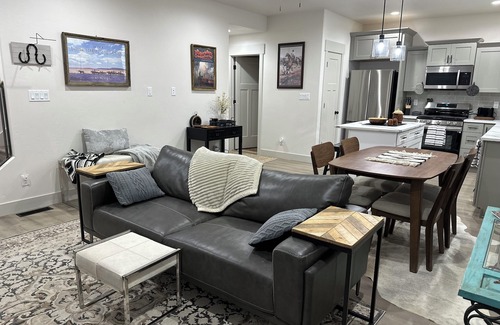 Elko Casa | Cowboy Chic townhome with AC in Elko