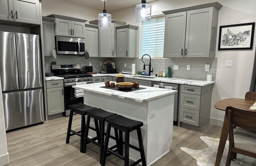 Elko Casa | Cowboy Chic townhome with AC in Elko