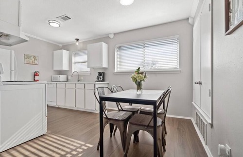 Central Arlington Apartamento | Cowboys Retreat. Walk to AT&T Stadium