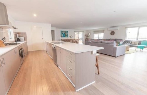 Cowes Casa | VACAS BOAT RAMP FAMILY BEACH RETIRE (SLEEPS 20)