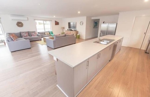 Cowes Casa | VACAS BOAT RAMP FAMILY BEACH RETIRE (SLEEPS 20)