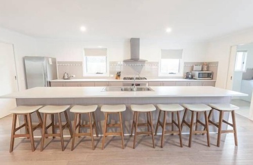Cowes Casa | VACAS BOAT RAMP FAMILY BEACH RETIRE (SLEEPS 20)