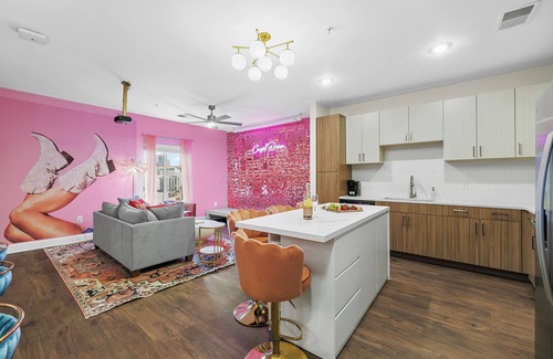 Eighth Avenue Apartamento | Cowgirl Dreams - Walk to Broadway, Pool, Gym