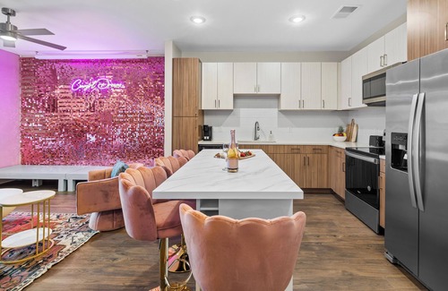 Eighth Avenue Apartamento | Cowgirl Dreams - Walk to Broadway, Pool, Gym