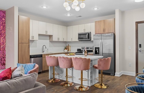 Eighth Avenue Apartamento | Cowgirl Dreams - Walk to Broadway, Pool, Gym
