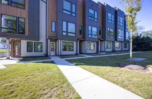 Radnor Casa | Cowgirl Up 4BD 4.5BTH Rooftop Views