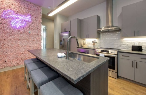 Radnor Apartamento | Cowgirl Up! - 4BD/4.5BTH - Rooftop Views