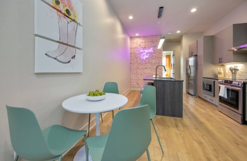 Radnor Apartamento | Cowgirl Up! - 4BD/4.5BTH - Rooftop Views