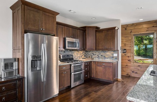 Smithville Cabina | Cowhide Cabin Lake Views Hot Tub