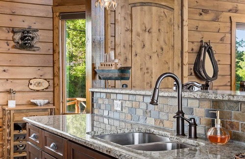 Smithville Cabina | Cowhide Cabin Lake Views Hot Tub