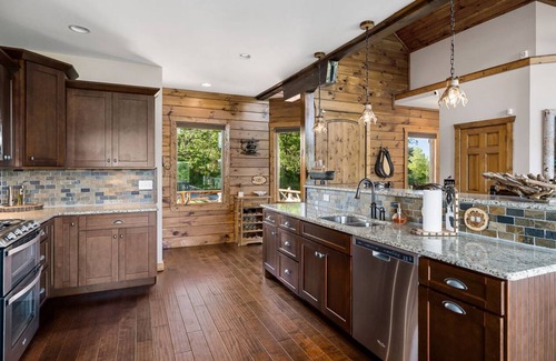 Smithville Cabina | Cowhide Cabin Lake Views Hot Tub