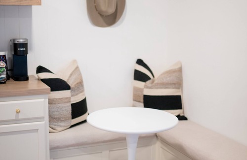 Fort Worth Casa | Cowtown Casita - Private guesthouse in Fort Worth - Walking distance to TCU!