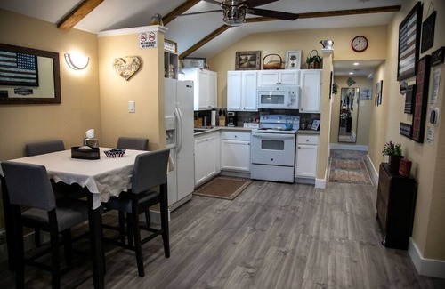 Fort Worth Casa | Cowtown Outpost-Less than 4 minutes to StockYards-Sleeps 8, TCU close by