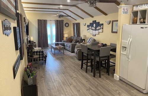 Fort Worth Casa | Cowtown Outpost-Less than 4 minutes to StockYards-Sleeps 8, TCU close by