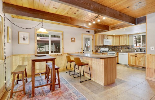 Woodlands Cabina | Coyote Pines- Relaxing Family Retreat- Hot Tub