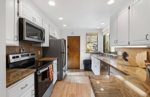 Hidden Valley Ranch Casa | Beautifully remodeled Tri-Leveled home in the pines-minutes from Downtown