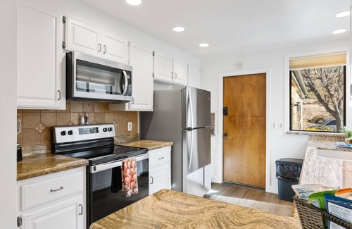 Hidden Valley Ranch Casa | Beautifully remodeled Tri-Leveled home in the pines-minutes from Downtown