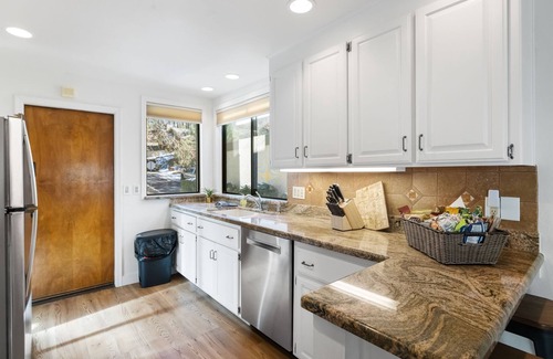 Hidden Valley Ranch Casa | Beautifully remodeled Tri-Leveled home in the pines-minutes from Downtown