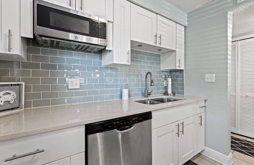 North Redington Beach Condominio | Cozy 1-bedroom condo w Netflix, Disney, WiFi in charming North Redington Beach