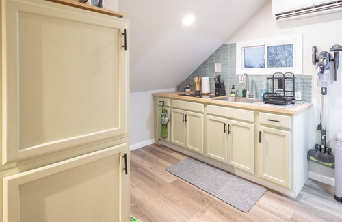 Hawthorne Apartamento | Cozy 1 Bed, In-Unit Laundry, Pets, Parking, Fios, Safe, Quiet