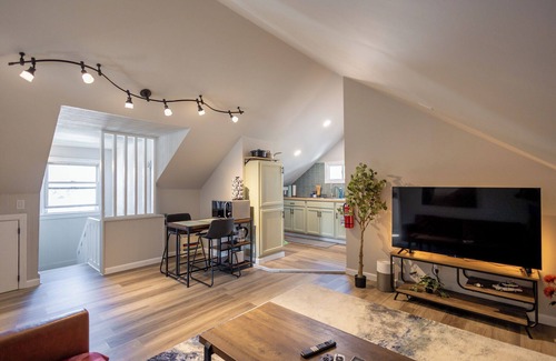 Hawthorne Apartamento | Cozy 1 Bed, In-Unit Laundry, Pets, Parking, Fios, Safe, Quiet