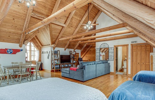 Palmer Cabina | Cozy 1-bedrm cabin loft w/ outdoor patio