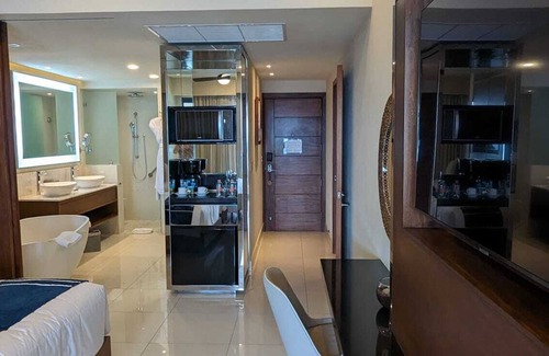 Chula Vista Complejo | Cozy 1-bedroom in San José del Cabo with spa, gym, lazy river, and infinity pool