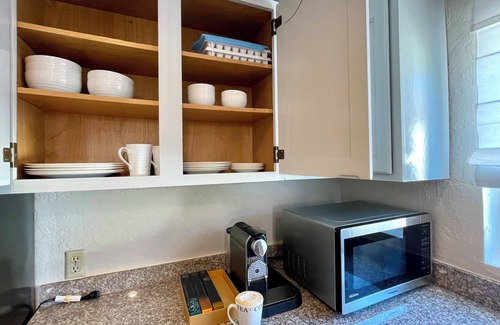 Sunnyvale West Cabaña | Cozy 1 bedroom 1 bathroom in prime Sunnyvale with WiFi, AC, kitchen in redwoods