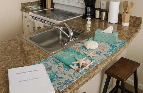 Madeira Beach Condominio | Cozy 1-bedroom 1 bath condo in welcoming St. Petersburg with WiFi, AC, Pool